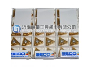 TP3500 技术镀层材质等级。更髙的切削刃韧性，且具有独特的髙耐磨性，用于车削加工钢件和不 锈钢时具有通用性，尤其在断续切削时。